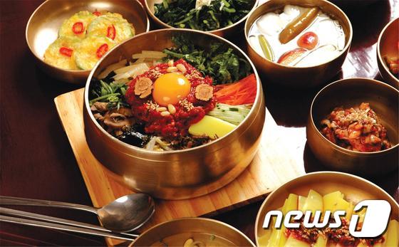 전북 전주시는 전주만의 음식 문화를 체계적으로 보존·계승하기 위해 전주음식 명인, 명가, 명소에 대한 아카이브(자료 저장소)를 한국전통문화전당에 구축하고 있다. 사진은 전주 비빔밥 ⓒ News1