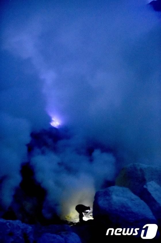 지난 6월 15일 새벽 한 광부가 카와이젠 유황광산에서 유황을 캐내고 있다. ⓒ AFP=뉴스1