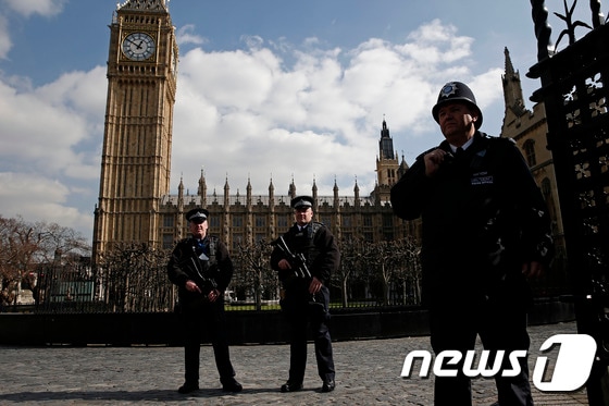 영국 런던 의회 앞에서 보초를 서고 있는 경비병. (자료사진) ⓒ AFP=뉴스1