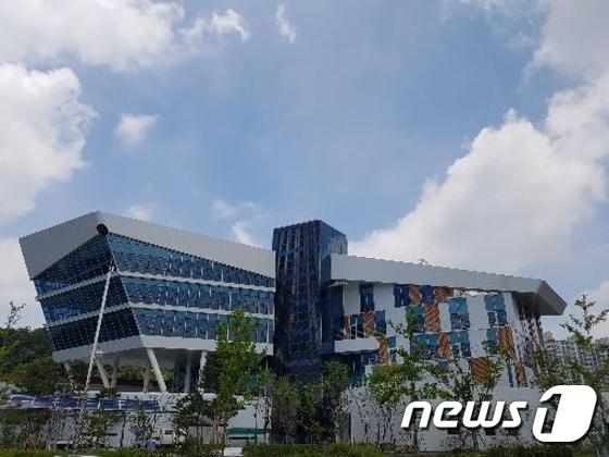 8일 대구 달서구 출판산업단지에 준공된 출판산업지원센터. 출판 콘텐츠산업 육성과 디지털 출판 환경에 대응할 이 센터는 오는 10월 개관할 예정이다./사진제공=대구시ⓒ News1