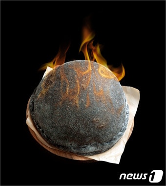 더플레이스의 대표메뉴인 '폭탄피자' (사진제공=CJ푸드빌)ⓒ News1