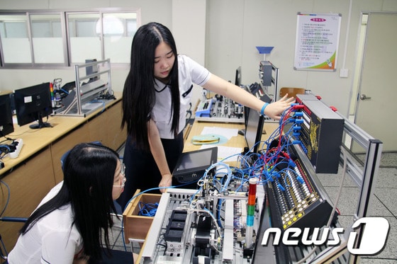 금명여자고등학교 학생들이 8일 한국폴리텍대학 부산캠퍼스에서 미니공장 자동화 진로체험을 하고 있다.(한국폴리텍대학 부산캠퍼스 제공)2016.7.8./뉴스1 ⓒ News1 남경문 기자