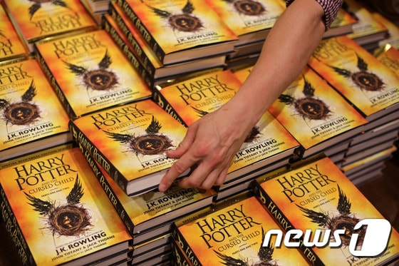 '해리포터와 저주받은 아이'가 31일(현지시간) 영국 런던 서점가에 풀렸다. ⓒ AFP=뉴스1