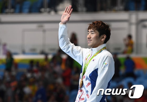 펜싱 박상영이 9일(현지시간) 브라질 리우데자네이루 바하 올림픽파크 카리오카 경기장에서 열린 2016리우올림픽 펜싱 에페 개인전 결승에서 헝가리의 게자 임레에 15대 14로 역전승을 거두며 금메달을 획득했다. 박상영이 시상식에서 관중들을 향해 손을 흔들고 있다.2016.8.10/뉴스1 ⓒ News1 이광호 기자