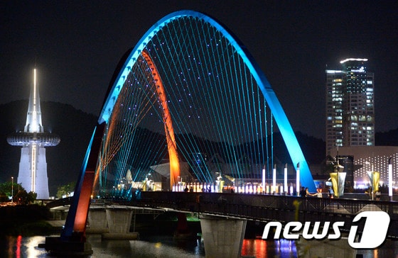 전국적으로 폭염과 열대야가 지속된 10일 오후 대전 엑스포 다리를 찾은 시민들이 산책을 하며 더위를 식히고 있다. 2016.8.10/뉴스1 ⓒ News1 주기철 기자