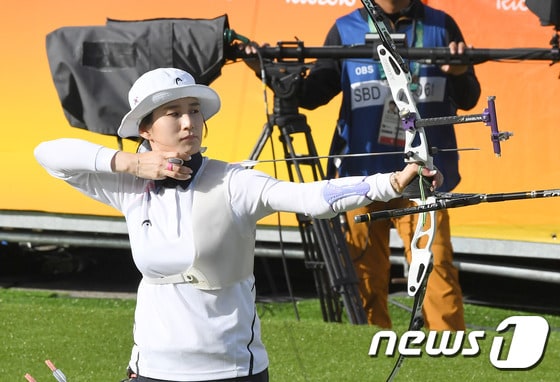 양궁 기보배가 11일(현지시간) 브라질 리우데자네이루 삼보드로모 경기장에서 열린 2016리우하계올림픽 여자 양궁 개인전 8강 중국의 우자신과의 경기에서 과녁을 향해 활시위를 놓고 있다.2016.8.12/뉴스1 ⓒ News1 이광호 기자