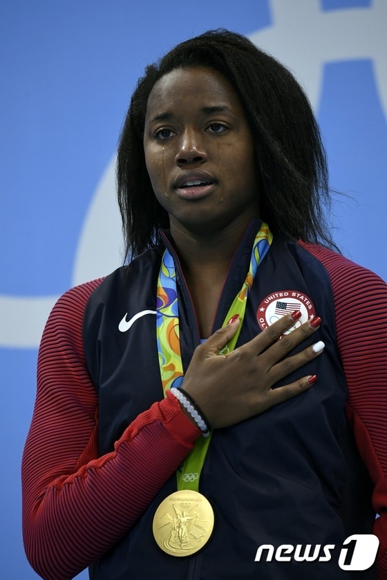 11일(현지시간) 리우 올림픽 시상식에서 금메달을 목에 건 시몬 매뉴얼(20·미국)이 뜨거운 눈물을 흘리고 있다. ⓒ AFP=News1