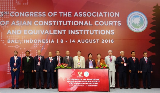 박한철 헌법재판소장(왼쪽에서 네번째)을 비롯한 각국 대표들이 12일 인도네시아 발리 누사두아 컨벤션센터에서 열린 아시아헌법재판소연합 제3차 총회에서 발리선언문을 채택한 뒤 기념사진을 촬영하고 있다.(헌법재판소 제공) ⓒ News1