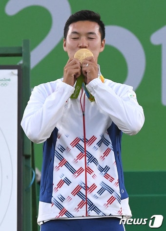 양궁 구본찬이 12일(현지시간)브라질 리우데자네이루 삼보드로모 경기장에서 열린 2016리우하계올림픽 남자 개인 결승에서 금메달을 획득했다. 구본찬이 시상식에서 금메달에 입을 맞추고 있다.2016.8.13/뉴스1 ⓒ News1 이광호 기자