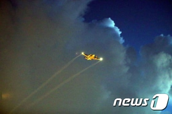 미국 플로리다주 마이애미 상공에서 항공기 1대가 지카 바이러스 확산 방지를 위해 살충제를 뿌리고 있다. ⓒ AFP=뉴스1