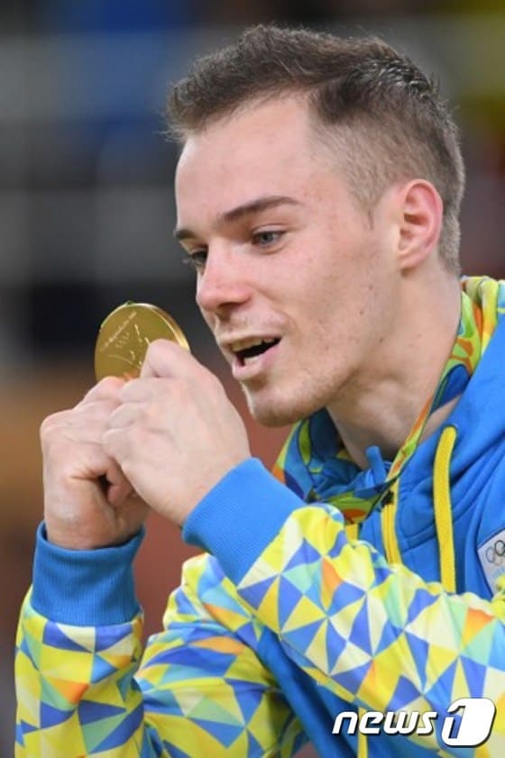 올레그 베르니아예프(23·우크라이나)가  17일(한국시간) 브라질 리우 올림픽 아레나에서 열린 남자 평행봉 결승에서 16.041점을 받고 금메달을 차지했다.ⓒAFP= News1
