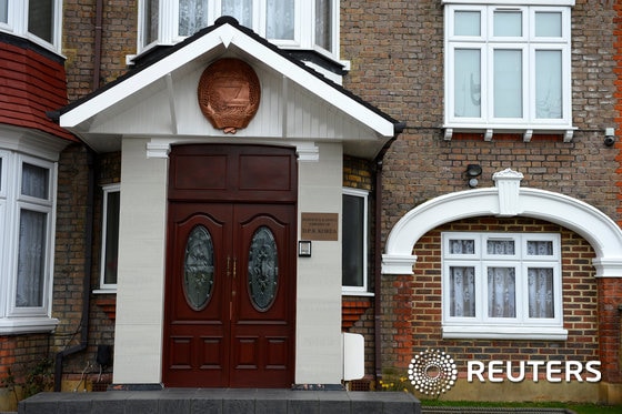 영국 런던 서쪽 주택지구에 자리잡고 있는 북한 대사관 모습. 사진은 2013년 3월 30일 촬영. ⓒ 로이터=뉴스1