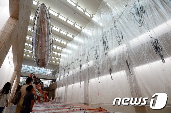 국립현대미술관 과천관의  '국립현대미술관 과천 30년 특별전-달은, 차고, 이지러진다' 전시 모습. 뉴스1 ⓒ News1 박세연 기자