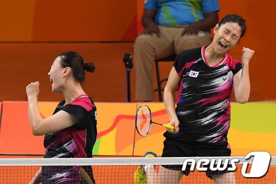 18일(현지시간)브라질 리우 센트루 파빌리온4에서 2016 리우올림픽 배드민턴 여자복식 동메달 결정전에 나선 대한민국 정경은(오른쪽)-신승찬 조가 중국 탕유탕-유양 조를 맞아 마지막 공격 포인트를 성공시키고 있다. 2016.8.18/뉴스1 ⓒ News1 이동원 기자