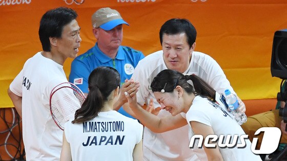 박주봉 일본 배드민턴 대표팀 감독이 18일&#40;현지시간&#41;브라질 리우 센트루 파빌리온4에서 열린 2016 리우올림픽 배드민턴 여자복식 결승전에서 금메달을 확정한 마쓰토모 미사키-다카하시 아야카를 격려하고 있다.2016.8.19/뉴스1 ⓒ News1 이동원 기자