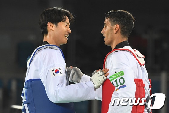 태권도 이대훈이 18일(현지시간) 브라질 리우데자네이루 올림픽파크 카리오카 아레나3에서 열린 2016리우하계올림픽 남자 68kg급 8강에서 패배하며 4강 진출에 실패했다. 이대훈이 승리한 요르단의 아흐마드 아부가우시를 축하해 주고 있다.2016.8.19/뉴스1 ⓒ News1 이광호 기자