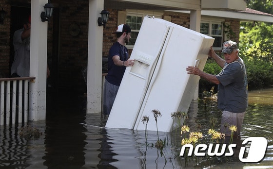 기록적 폭우가 강타한 미국 루이지애나에서 18일(현지시간) 피해 복구 작업이 진행중이다. 지난 12일부터 이어진 폭우로 최소 13명이 숨지고 4만여채의 가옥이 침수됐다. ⓒ AFP=뉴스1