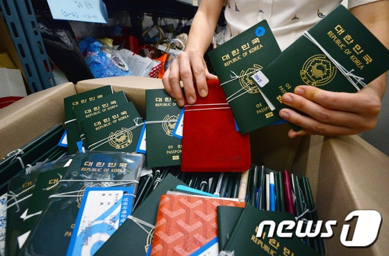 2일 오전 인천국제공항 유실물센터에서 한 직원이 분실된 여권을 정리하고 있다. 유실된 여권이 주인을 찾지 못한 경우 한국 국적 여권은 외교부로, 해외 국적 여권은 각 대사관으로 보내 여권 주인을 찾게 된다. 2016.8.2/뉴스1 ⓒ News1 최현규 기자