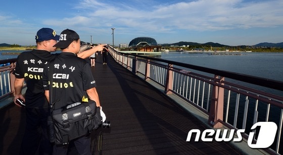 세종호수공원에서 열린 수영대회에 참가한 30대가 숨지는 사고가 발생한 20일 대회장에서 과학수사대 소속 경찰이 사고현장을 둘러보고 있다. 2016.8.20/뉴스1 ⓒ News1 장수영 기자