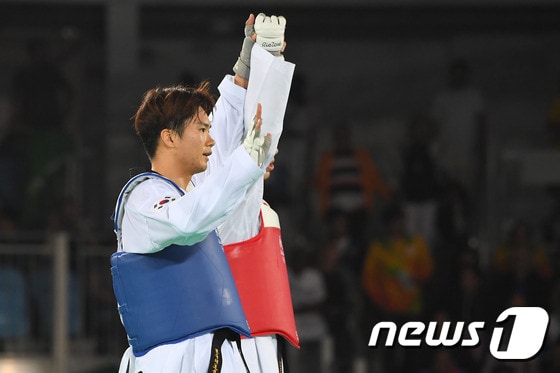 태권도 차동민이 20일(현지시간) 브라질 리우데자네이루 올림픽파크 카리오카 경기장에서 열린 2016리우하계올림픽 남자 80kg급 동메달 결정전에서 승리하며 동메달을 획득했다. 차동민이 경기를 마친뒤 우즈베키스탄 드미트리 쇼킨의 손을 들어주고 있다.2016.8.21/뉴스1 ⓒ News1 이광호 기자