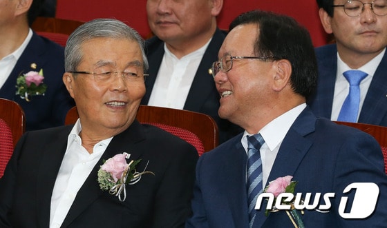 2016년 8월 24일 당시 김종인 더불어민주당 비상대책위 대표가 서울 여의도 국회 의원회관에서 열린 동북아 공존과 경제협력 연구모임 정책토론회에서 김부겸 의원과 대화를 나누고 있는 모습. 2016.8.24 ⓒ 뉴스1 DB