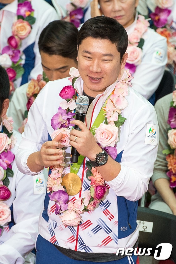 24일 오전 인천국제공항에서 열린 2016 브라질 리우 하계올림픽을 마친 대한민국 국가대표 선수단 해단식에서 사격 금메달리스트 진종오가 취재진 질문에 답하고 있다. 2016.8.24/뉴스1 ⓒ News1 유승관 기자