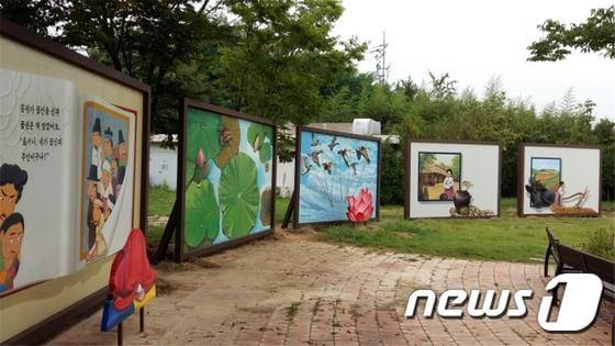 호남고속도로 이서휴게소가 전북 완주군과 함께 휴게소 내 녹지대에 콩쥐팥쥐 테마 공원을 조성했다.(이서휴게소제공)2016.8.25/뉴스1ⓒ News1