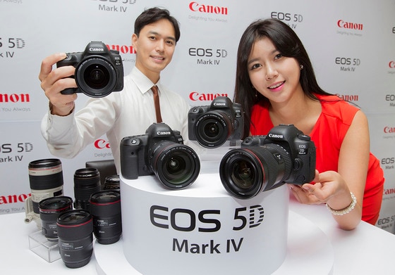캐논코리아컨슈머이미징이 하반기 전략 신제품 ‘EOS 5D 마크 IV’의 정식 출시를 앞두고 25일부터 예약 판매를 시작한다. ⓒ News1