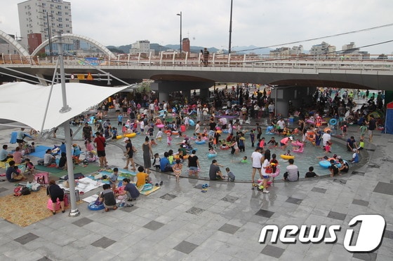 올 여름 충북 진천군 백사천 물놀이장 이용객이 4만2000여명에 달하며 지역경제 활성화에 효자노릇을 톡톡히 했다.ⓒ News1