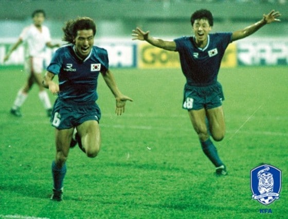 아시아축구연맹(AFC)  선정 역대 최고 미드필더 부문 후보 10인에 이름을 올린 김주성(왼쪽)  (대한축구협회 제공) ⓒ News1