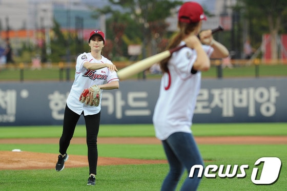 30일 오후 광주 기아챔피언스필드에서 열린 '2016 KBO리그 프로야구' SK 와이번스와 KIA 타이거즈의 경기에서 2016 리우올림픽 양궁 여자 단체전에서 금메달을 획득한 기보배 선수가 시구하고 최미선 선수가 시타하고 있다. 2016.8.30/뉴스1 ⓒ News1 황희규 기자