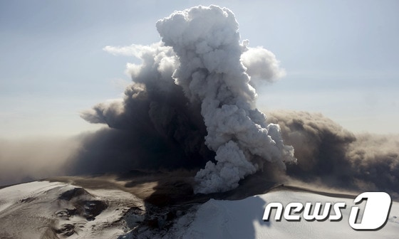 2010년 4월 아이슬란드 에이야프얄라요쿨 화산 폭발 당시 ⓒAFP= News1