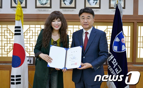 재즈 보컬리스트 웅산이 초빙교수 임용장을 받고 기념사진을 찍고 있다.ⓒ News1