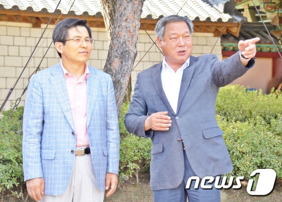 이용우 국민의힘 부여군수 당선인(오른쪽)/뉴스1