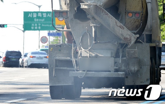 경유 차량이 배기가스를 내뿜고 있다. &#40;뉴스1/DB&#41; ⓒ News1 