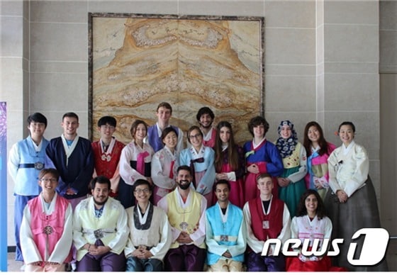 ‘KUSP’ 참가학생들이 한복을 입고 기념촬영을 하고 있다.ⓒ News1