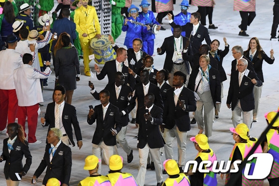 사상 최초의 난민 대표팀이 5일 (현지시간) 브라질 리우데자네이루 마라카낭 경기장에서 열린 '2016 리우하계올림픽 개막식'에서 입장하고 있다. 2016.8.6/뉴스1 ⓒ News1 이광호 기자