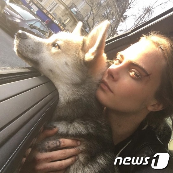 모델 겸 배우 카라 델레바인이 반려견 레오를 안고 있다.(사진 카라 델레바인 인스타그램)ⓒ News1