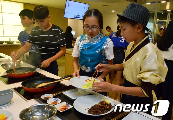 8일 오전 서울 중구 한국관광공사 '한식체험관 K-Style Hub'에서 중국과 몽골학생들이 불고기를 만들며 한국문화를 체험하고 있다. 종로구는 해외 자매도시인 중국 북경시 동성구와 몽골 울란바토르시 수흐바타르구와 함께 8박 9일간 글로벌 가정문화 체험을 실시했다. 2016.8.8/뉴스1 ⓒ News1 최현규 기자