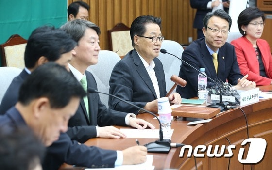 박지원 국민의당 비상대책위원장이 1일 오후 서울 여의도 국회에서 열린 의원총회에서 의사봉을 두드리고 있다. 2016.9.1/뉴스1 ⓒ News1 손형주 기자