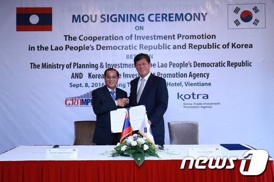코트라(KOTRA)는 현지시간 8일 라오스 비엔티안 소재 므앙탱(Muong Thanh) 호텔에서 라오스 투자기획부와 양국 투자 교류 활성화를 양해각서(MOU)를 체결했다. 김재홍 KOTRA 사장(오른쪽)과 수판 께오미싸이(Souphanh Keomixay) 라오스 투자기획부 장관이 MOU 체결 후 기념촬영을 하고 있다. (KOTRA 제공) ⓒ News1
