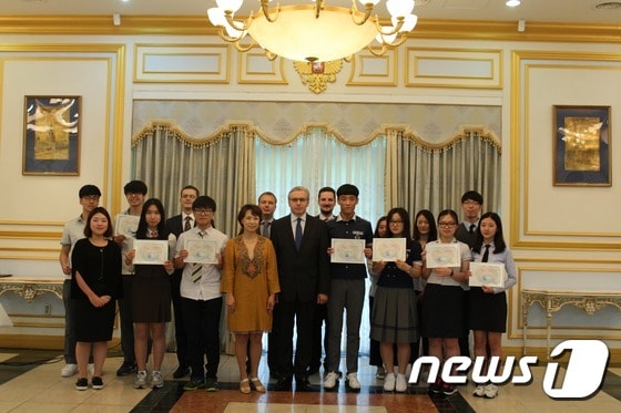 지난해 열린 제5회 뿌쉬낀 백일장에서 입상한 울산외고 러시아어과 학생들이 시상식에서 기념촬영을 하고 있다 ⓒ News1