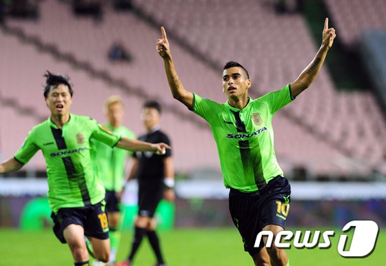 18일 오후 전북 전주시 월드컵경기장에서 열린 2016 K리그 클래식 프로축구 전북 현대와 수원 삼성의 경기에서 전북 레오나르도 선수가 동점골을 넣고 세레모니를 하고 있다.2016.9.18/뉴스1 ⓒ News1 문요한 기자