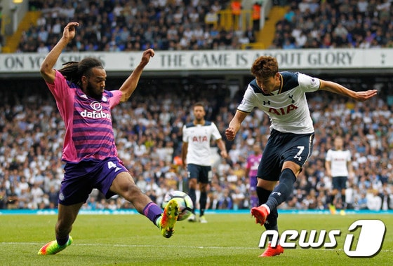 손흥민(오른쪽)이 19일(한국시간) 영국 런던의 화이트 하트레인에서 열린 선덜랜드와의 2016-17 잉글랜드 프리미어리그 5라운드에서 슈팅을 시도하고 있다. ⓒ AFP=News1