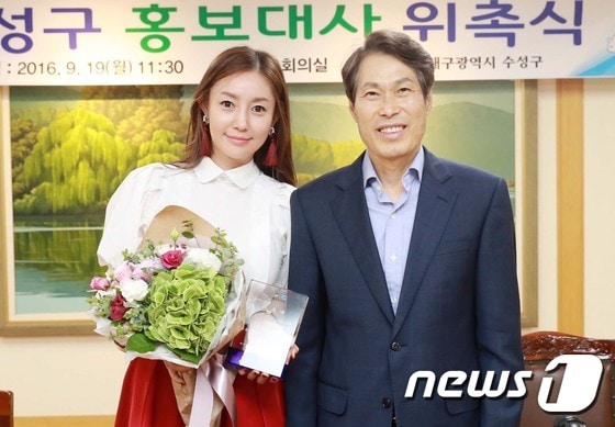 19일 대구 수성구는 국악인 출신 트로트 가수 박규리를 수성구 홍보대사로 위촉했다. /사진제공=대구 수성구ⓒ News1