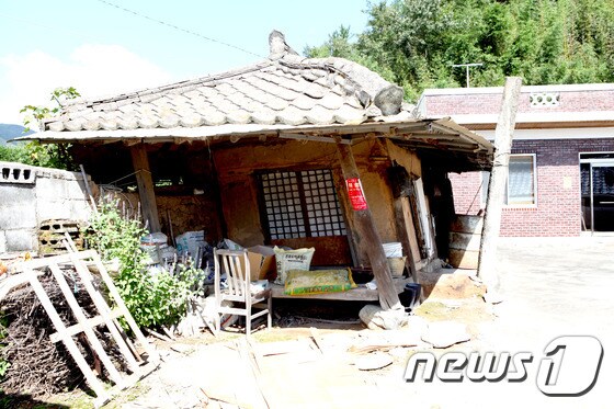 20일 울산 울주군 두서면 내와리 외와마을에는 전체 30여 가구 가운데 15가구가 지난 12일과 19일 일어난 지진의 여파로 심각한 주택 파괴, 붕괴위험 등 출입이 통제, 주민들이 경로당과 인근 수련원으로 대피해 생활하고 있다. 2016.9.20/뉴스1 ⓒ News1 이상문 기자