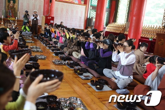 대구 팔공산 동화사 승시에서 참가자들이 발우공양을 체험하고 있다./사진제공=팔공산승시축제봉행위원회ⓒ News1