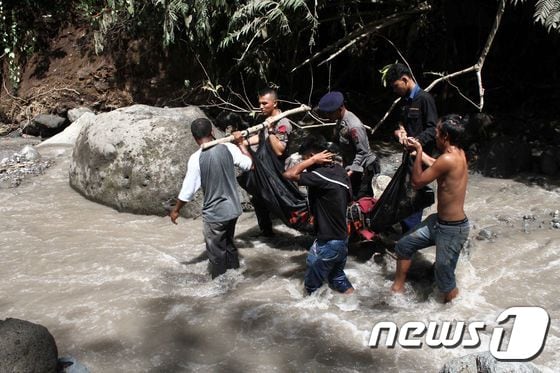 인도네시아에 내린 폭우로 산사태와 홍수가 발생해 21일(현지시간) 사망자가 19명으로 늘었다.(자료사진) ⓒ AFP=뉴스1