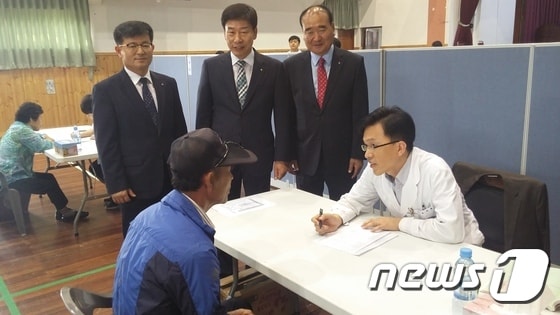 21일 문창초등학교 강당에서 군산 지역 고령 농업인 200여명을 대상으로의료지원과 장수사진촬영을 무료로 지원하는 ‘농업인 행복버스’ 사업이 실시됐다.(전북농협제공)2016.9.21/뉴스1ⓒ News1