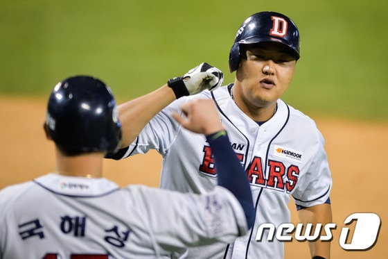 22일 서울 잠실야구장에서 열린 프로야구 '2016 타이어뱅크 KBO 리그' kt 위즈와 두산 베어스의 경기 6회말 무사 2루 상황 두산 오재일이 역전 투런 홈런을 날린 후 국해성과 하이파이브하고 있다. 2016.9.22/뉴스1 ⓒ News1 유승관 기자